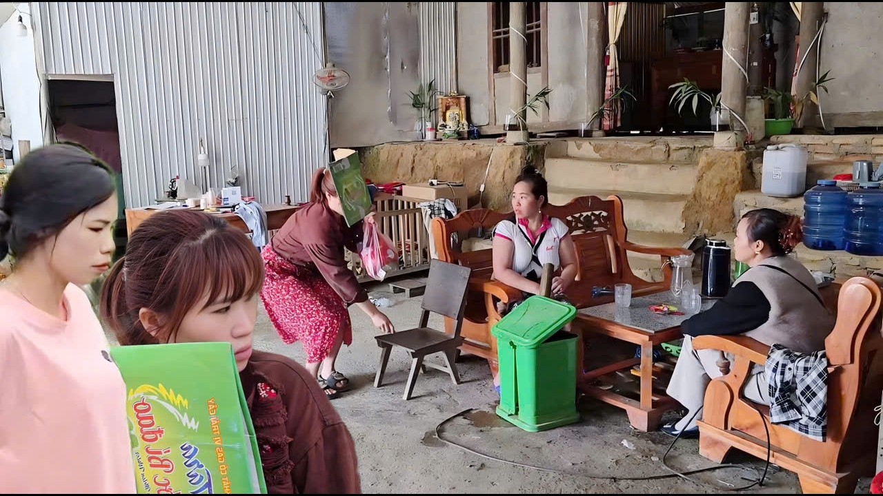 SINH accidentally met his mother, and SINH covered his face to avoid being recognized.