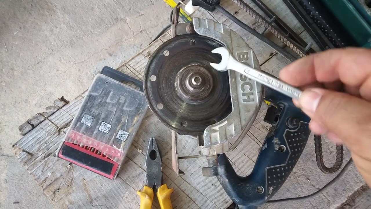 como tira o parafuso 🔩 do disco da makita, em caso de problemas!
