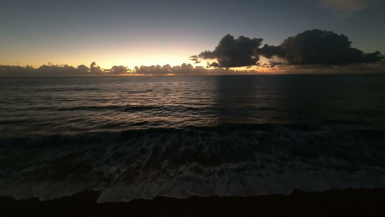 Voo sob a praia de Tamandaré as 4h da manhã, nascer do sol.