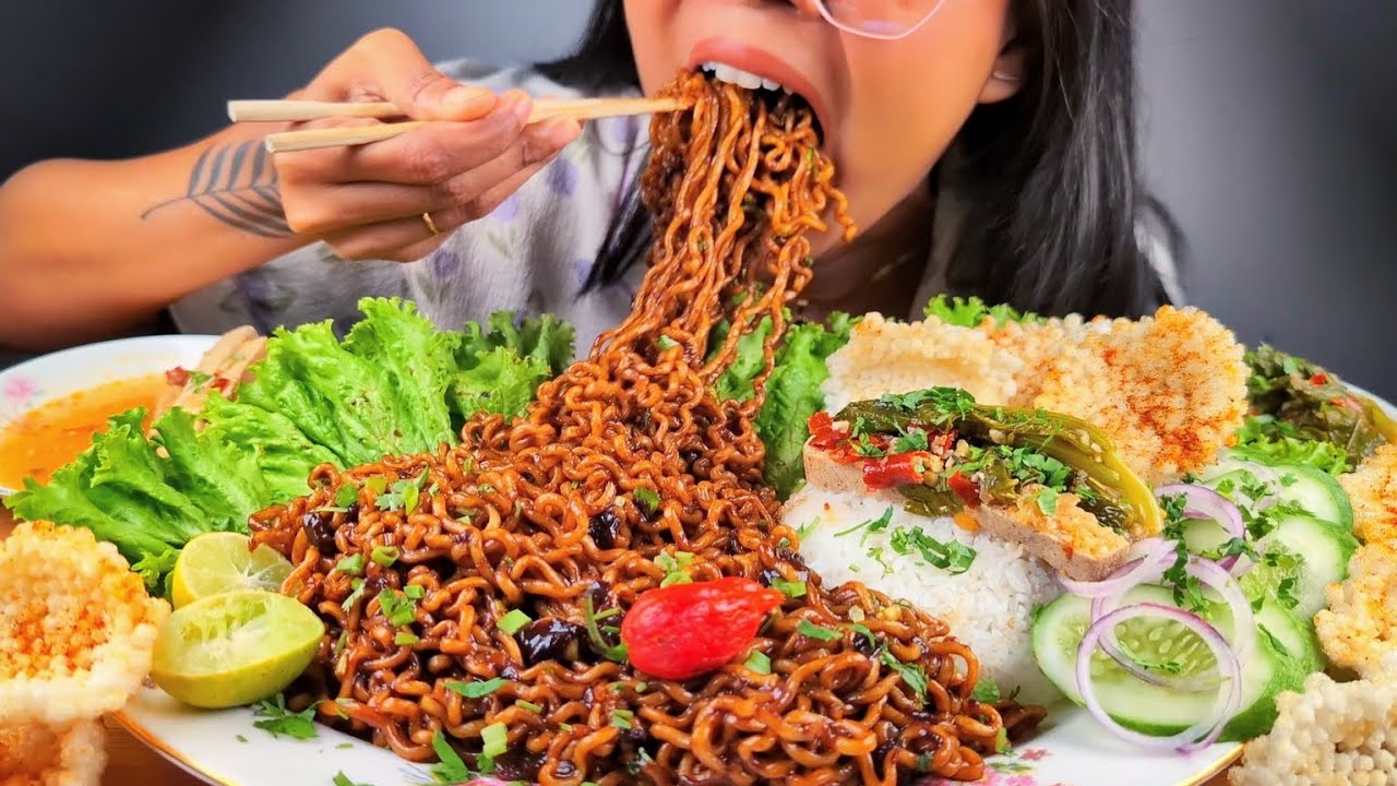EATING SPICY BLACK BEAN NOODLES (aka Jajangmyeon) WITH SAUTEED MUSTARD GREENS & TOFU | JAJANGMEYON