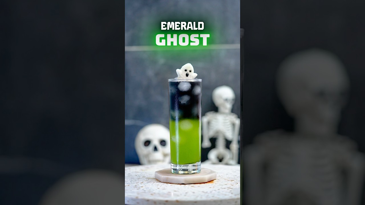Emerald Ghost 💚🖤 #cocktail #halloween #bar #bartender #drink #spooky #vodka #drinkrecipes