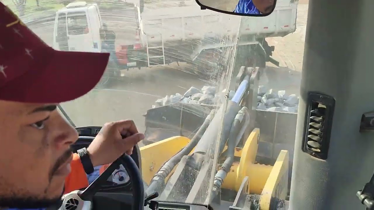 carregamento  com pá carregadeira New Holland W 170b