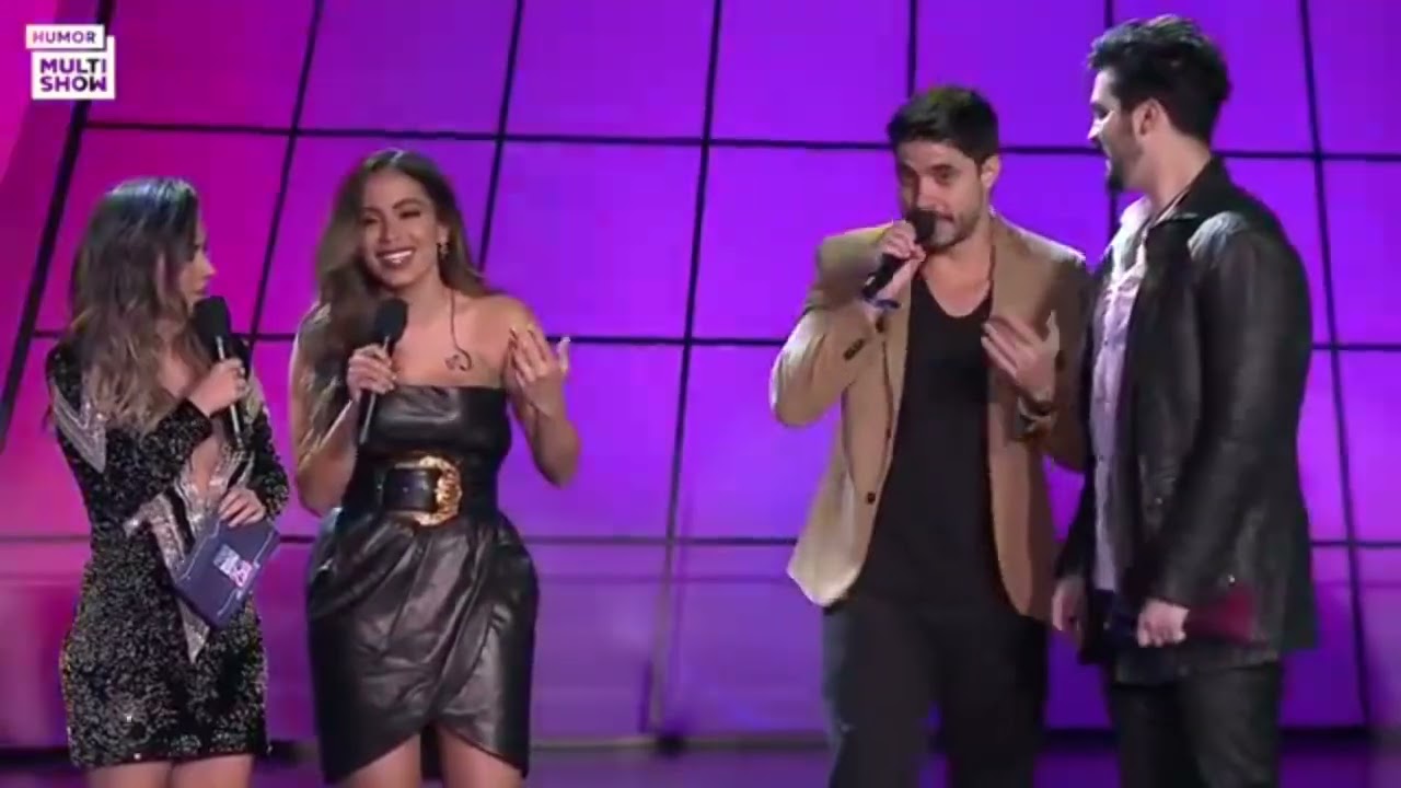 ANITTA DA BEIJ&Atilde;O EM CANTOR NO PALCO DO PREMIO MULTISHOW!!