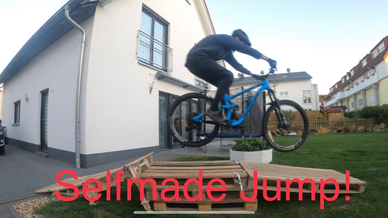 Sprung mit Paletten bauen und Wheelie Challenge | Building a Jump with Pallets and Wheelie Challenge