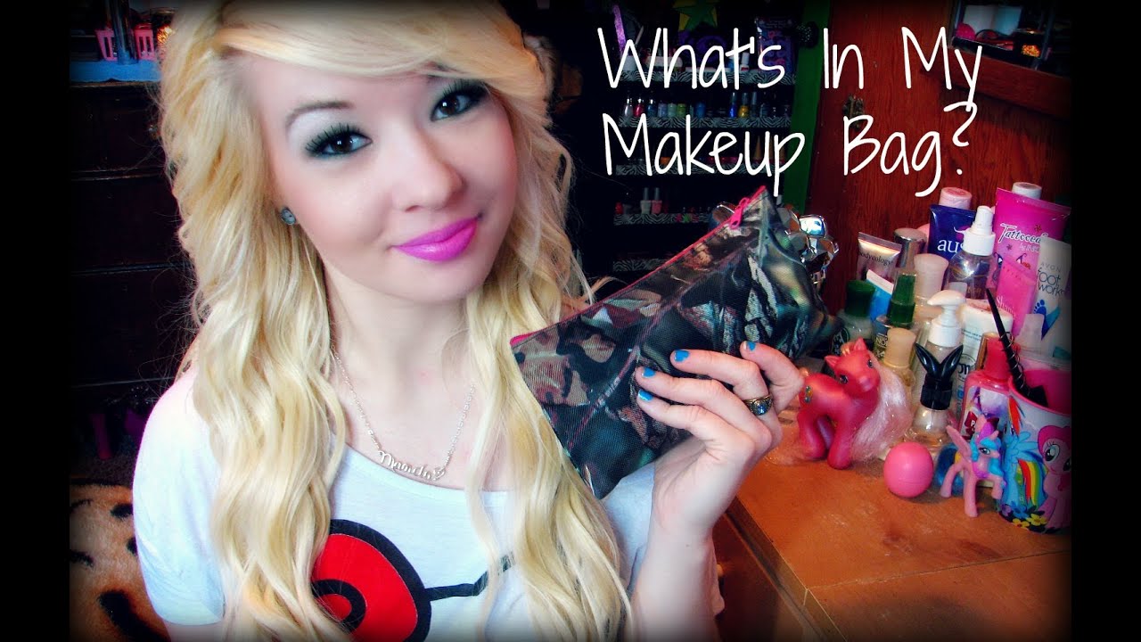 What's In My Makeup Bag?!