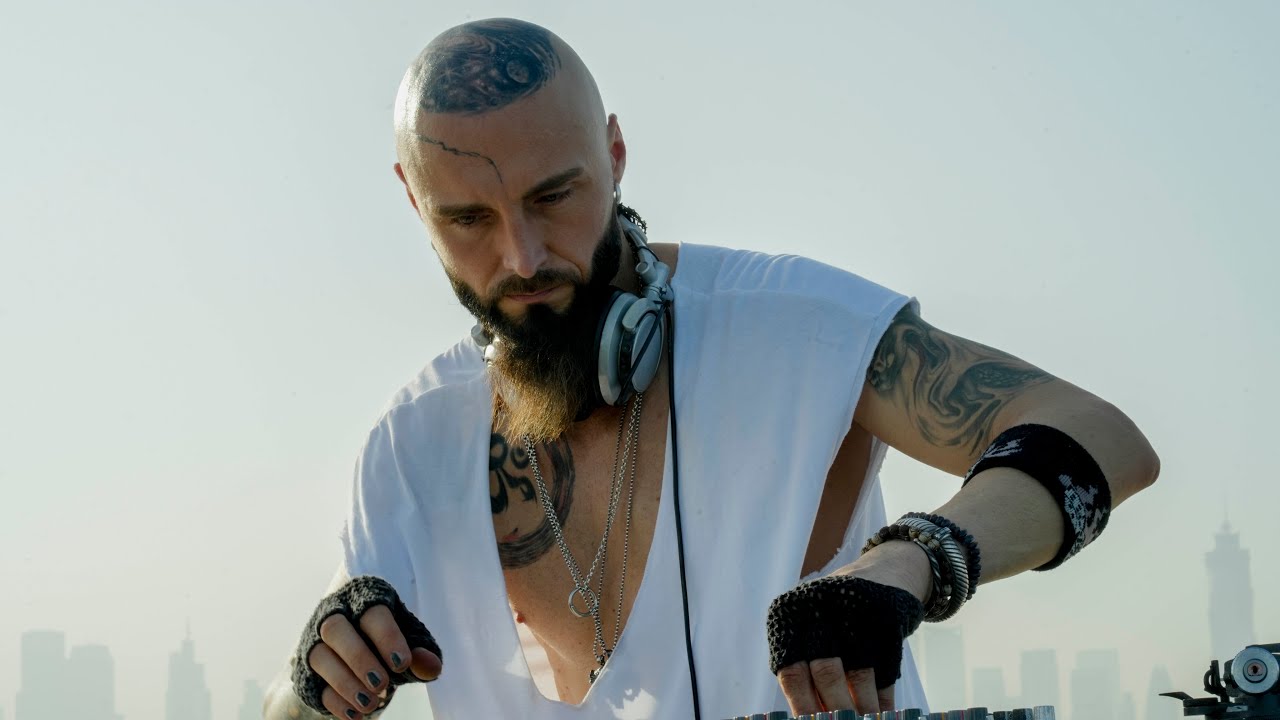 DeeperLX – At Sunrise | All-Vinyl House & Techno DJ Set (Live from Dubai, United Arab Emirates)