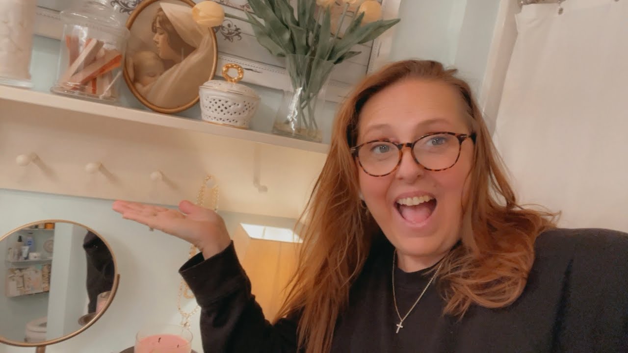 Let’s let’s redecorate my vintage, elegant, grandmacore bathroom in one day and not spend a penny. 
