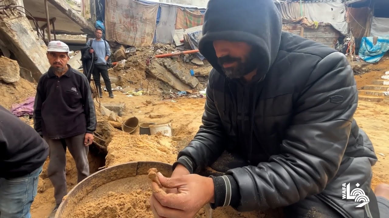 أبو إسماعيل يستخدم أدوات بدائية للبحث عن رفات زوجته وأطفاله الذين استشهدوا بقصف منزله في مدينة غزة
