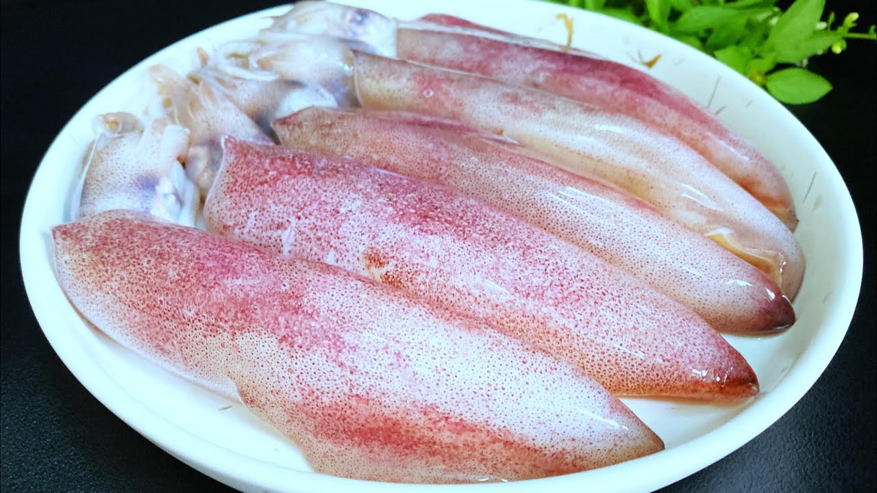 Не стоит постоянно жарить кальмары, приготовляя их в сухом виде.Вкуснее, проще и быстрее,