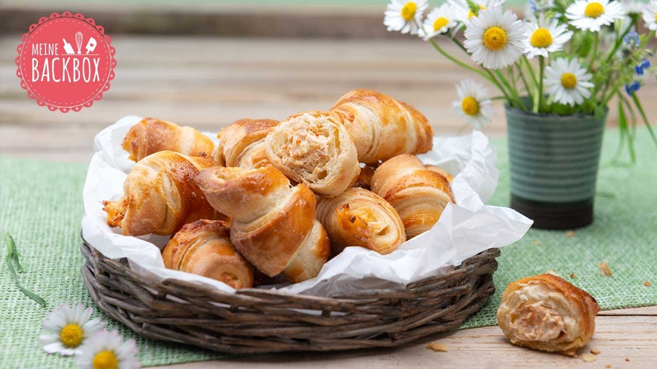Mini Sauerteig Croissants mit Chakalaka Frischkäse Füllung  |  Picknick Box von Meine Backbox