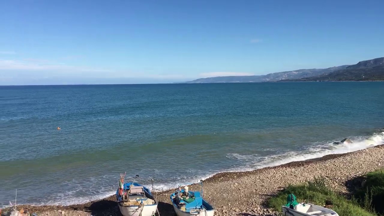 Affacci da un balcone a Marina di Caronia e vedi questo