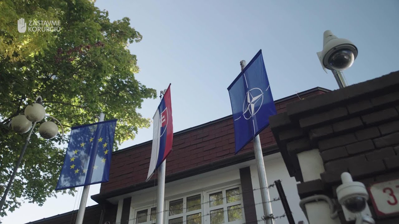 Cez čiaru: Pozn&aacute; sa s politikmi, dc&eacute;ra expolicajta m&aacute; od neho pozemok. Kto je Peter Ko&scaron;č?