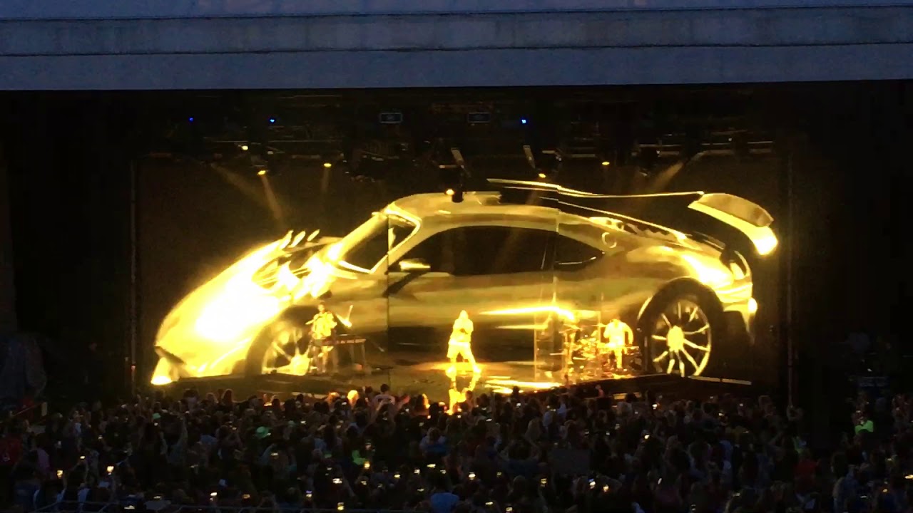 Billie Eilish - Intro & Bad Guy (LIVE)