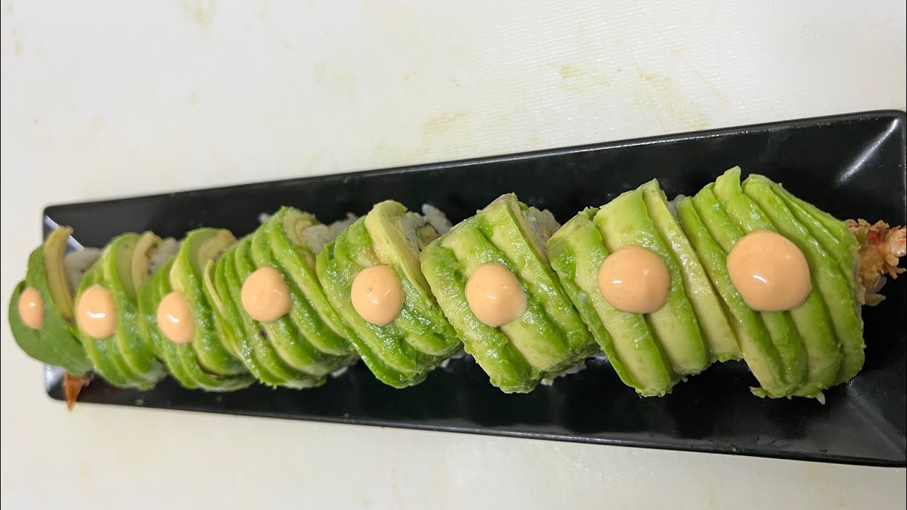 Sushi uramaki avocado dragon roll