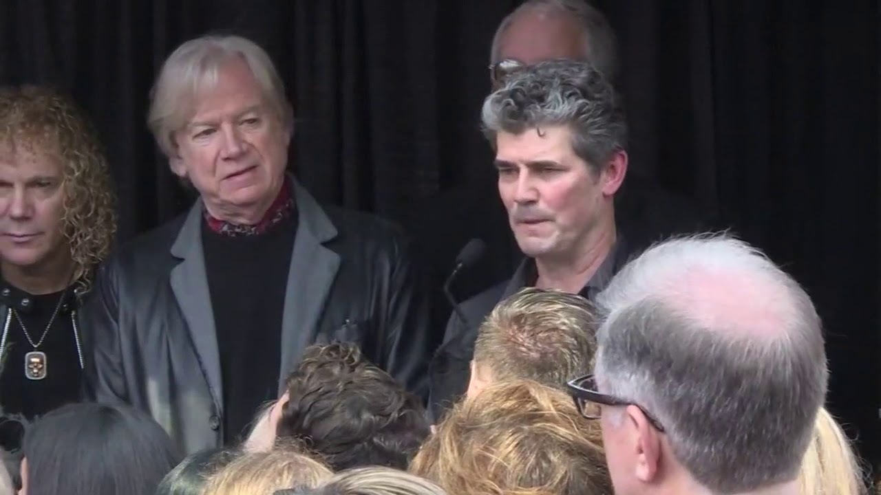 Bon Jovi makes surprise appearance at Rock Hall