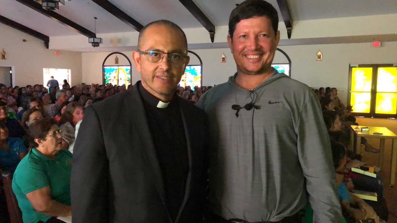 Padre Luís Toro con líderes