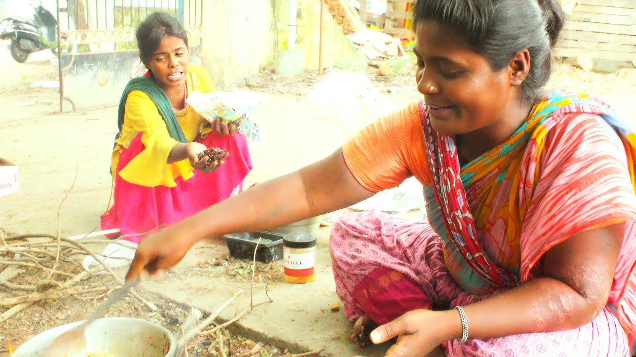 சாலை ஓரம் வாழும் மக்களின் ஒரு நாள் சமையல் | நந்தினியின் இறால் குழம்பு @MRVS728 