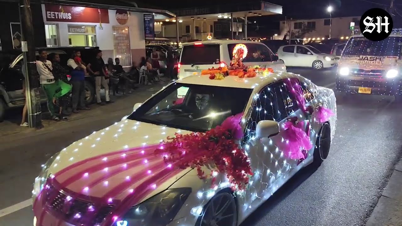 Fakkeloptocht aan de Kwattaweg brengt Divali-sfeer tot leven