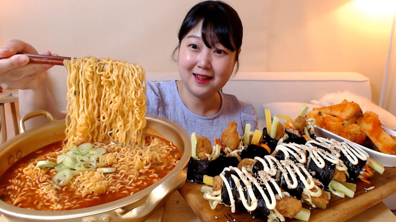 얼큰한 빽라면  마요네즈 가득 뿌린 돈까스 꼬마김밥 총각김치 요리 먹방 Pork cutlet Gimbap Spicy noodles Kimchi Mukbang