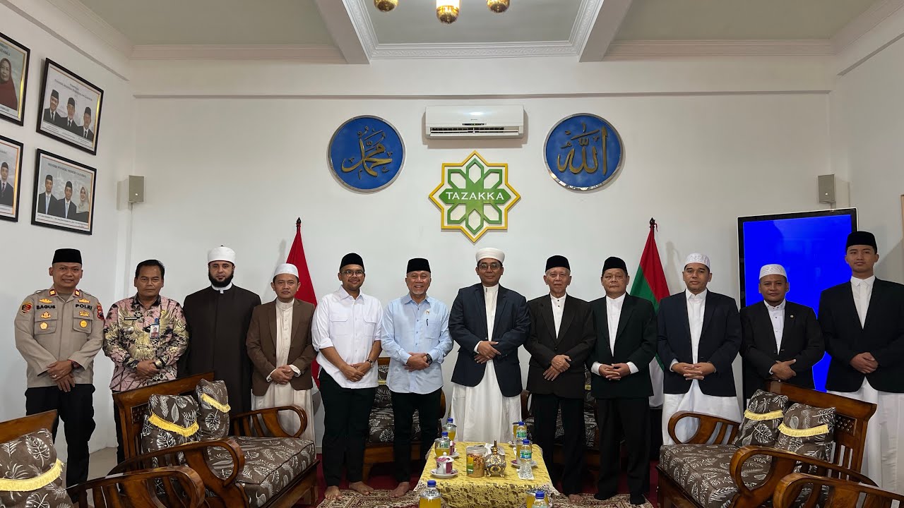 Menko Zulhas Shalat Jum'at di Tazakka