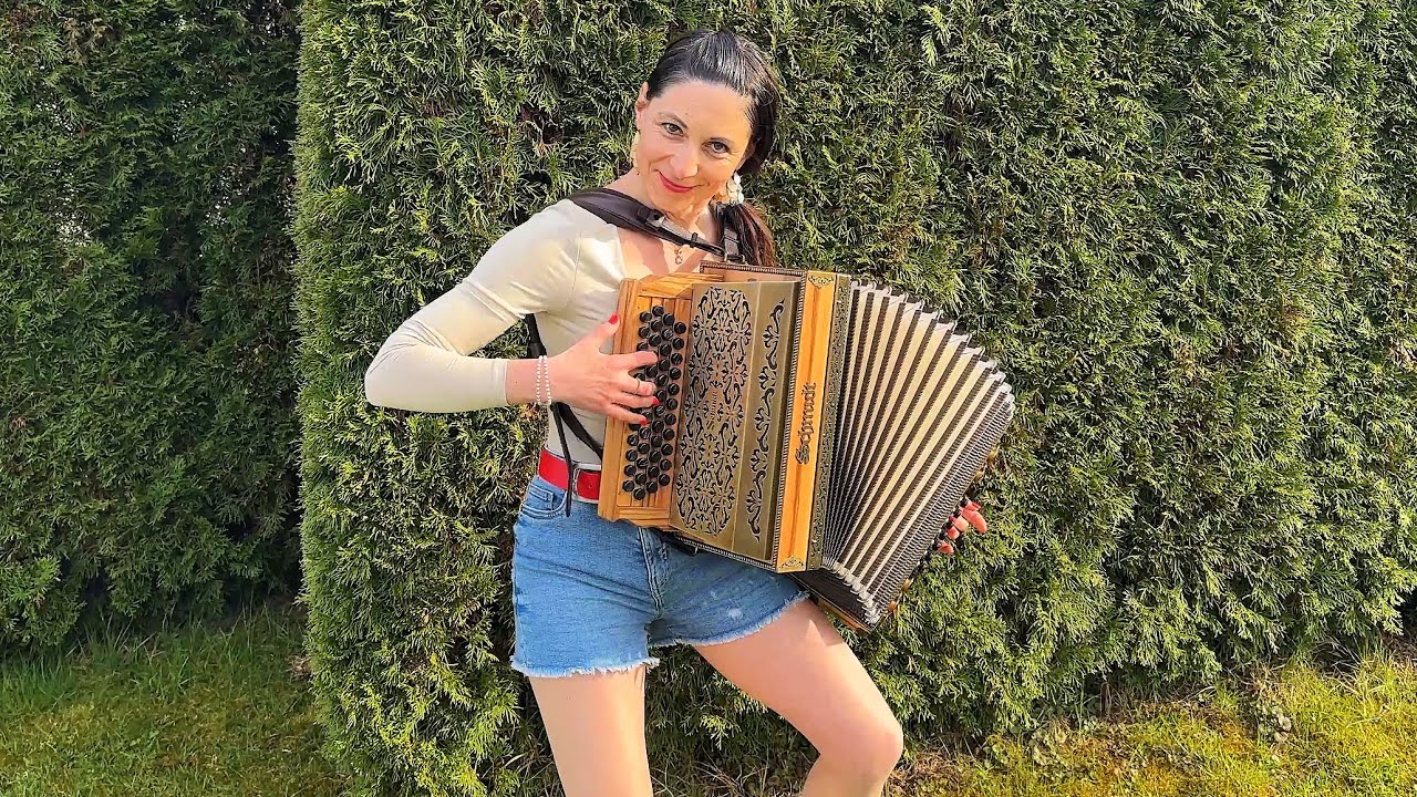 Claudia Hinker spielt FRAU MEIER auf ihrer Steirischen Harmonika.