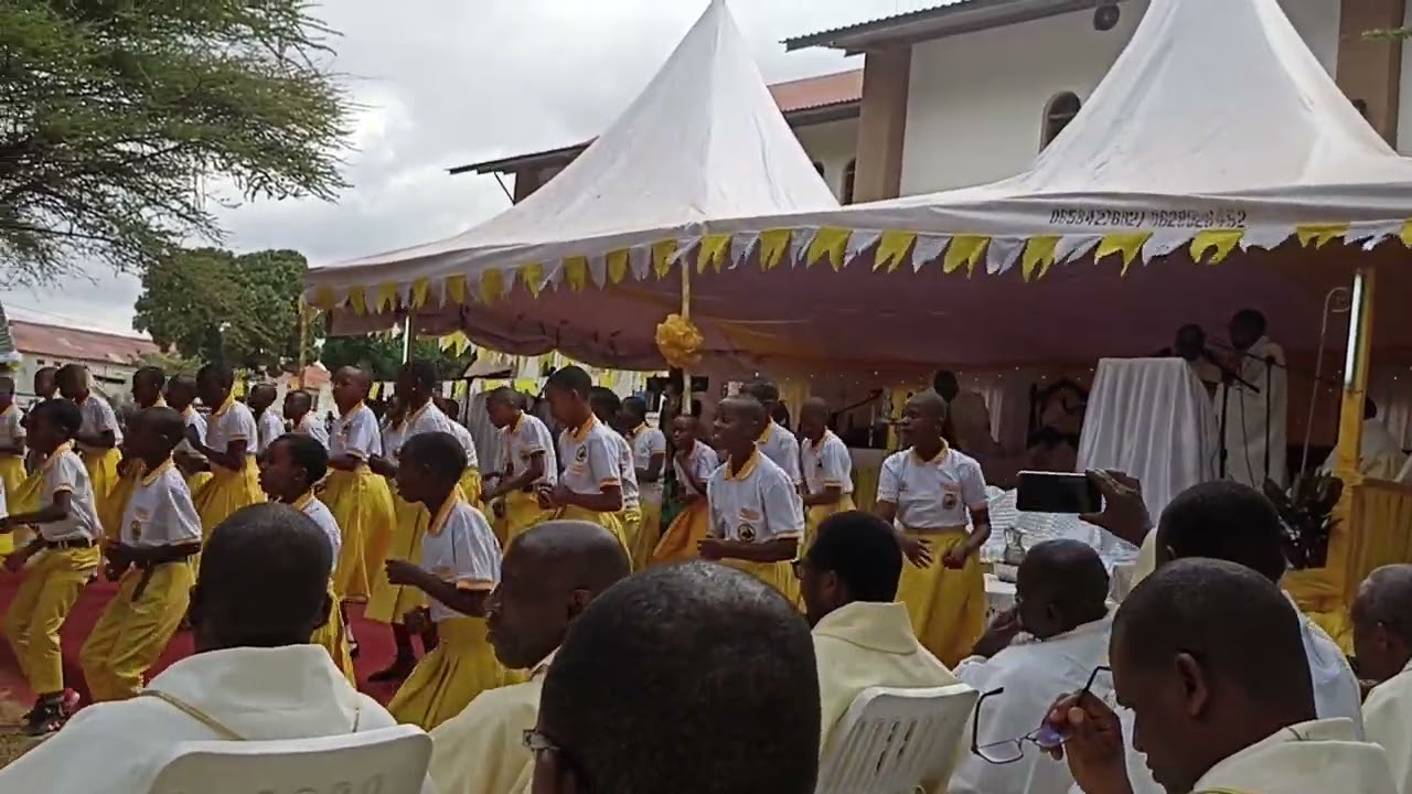 Hawa ndiyo Watoto wa Kondoa wenyeji wa Kongamano la Kitaifa la Watoto wakitamburisha Jimbo lao.