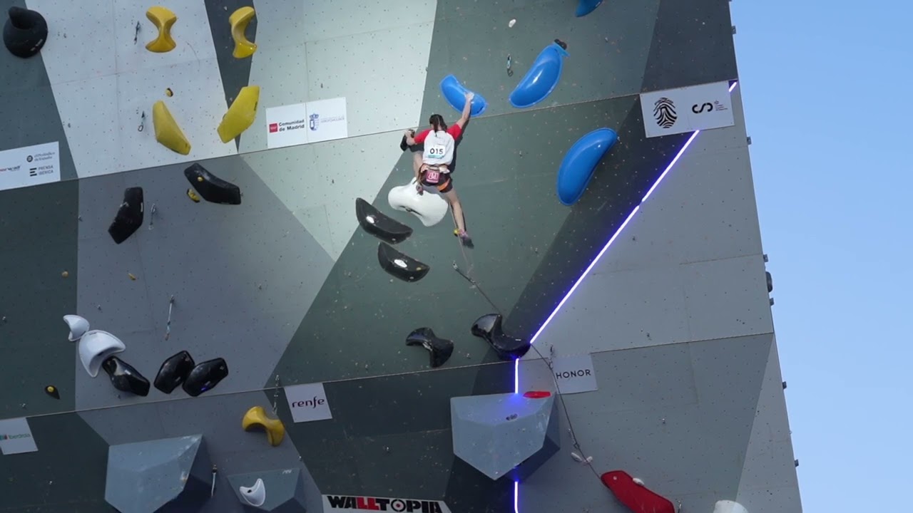 Iziar Martinez en la vía final del Campeonato España de Escalada de Dificultad 2024.