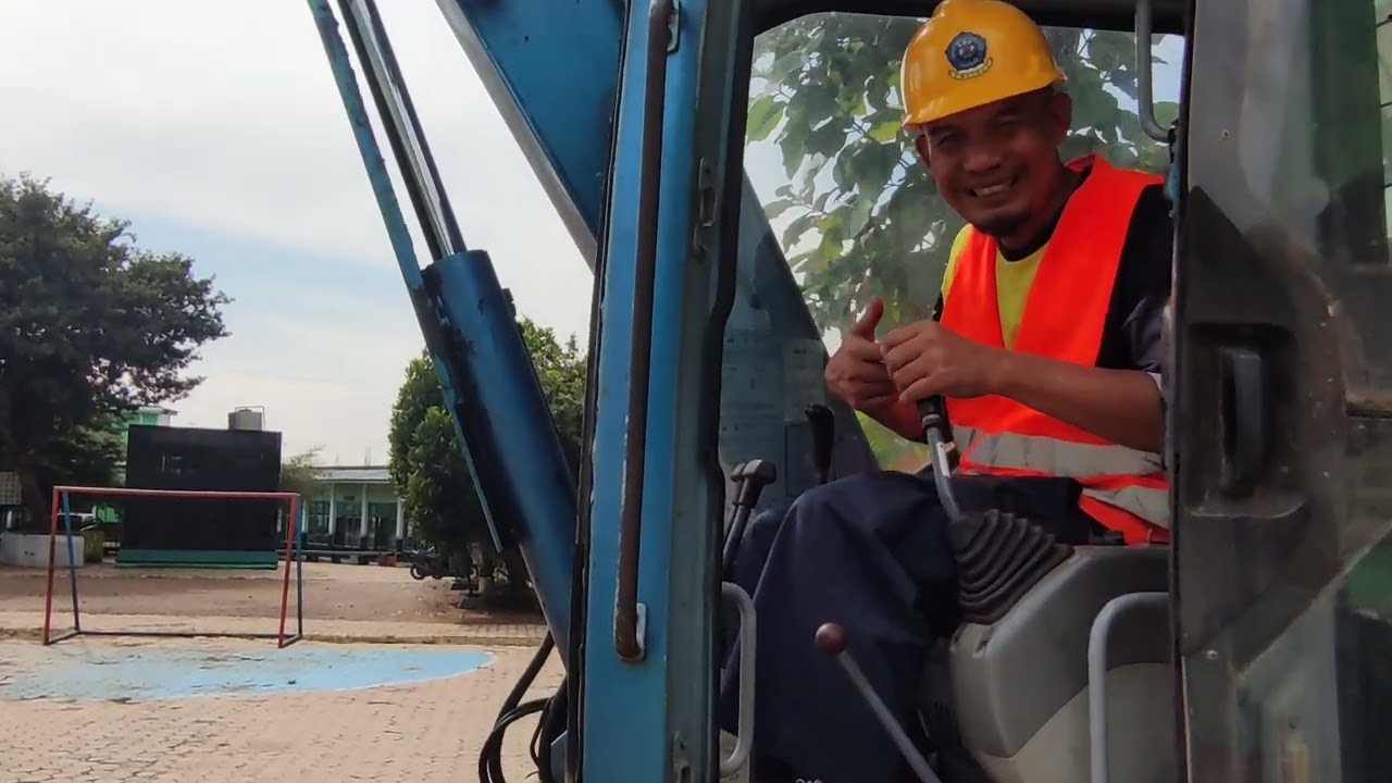 pengoperasian Excavator PC 75