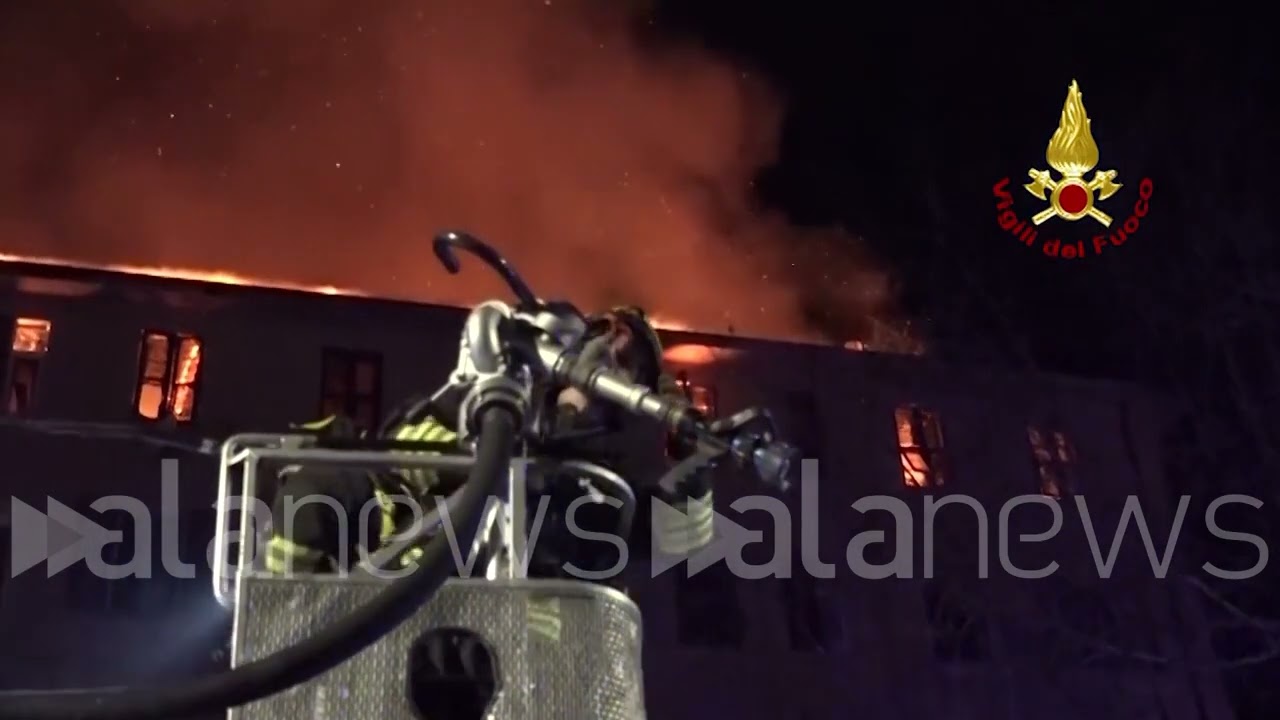 Palazzo in fiamme a Genova: l'intervento dei vigili del fuoco