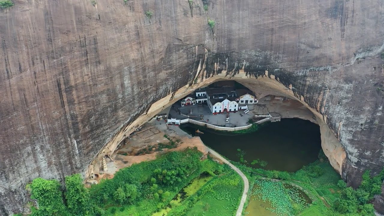 Hunan discovered a large natural cave with more than 10 houses built in it