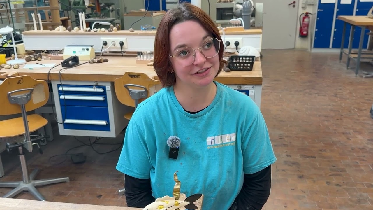 Elfenbeinschnitzerin Larissa Wolf