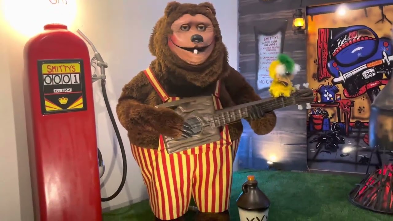 Safety Dance - Billy Bob & Looney Bird / Rock-Afire Explosion - FUN!