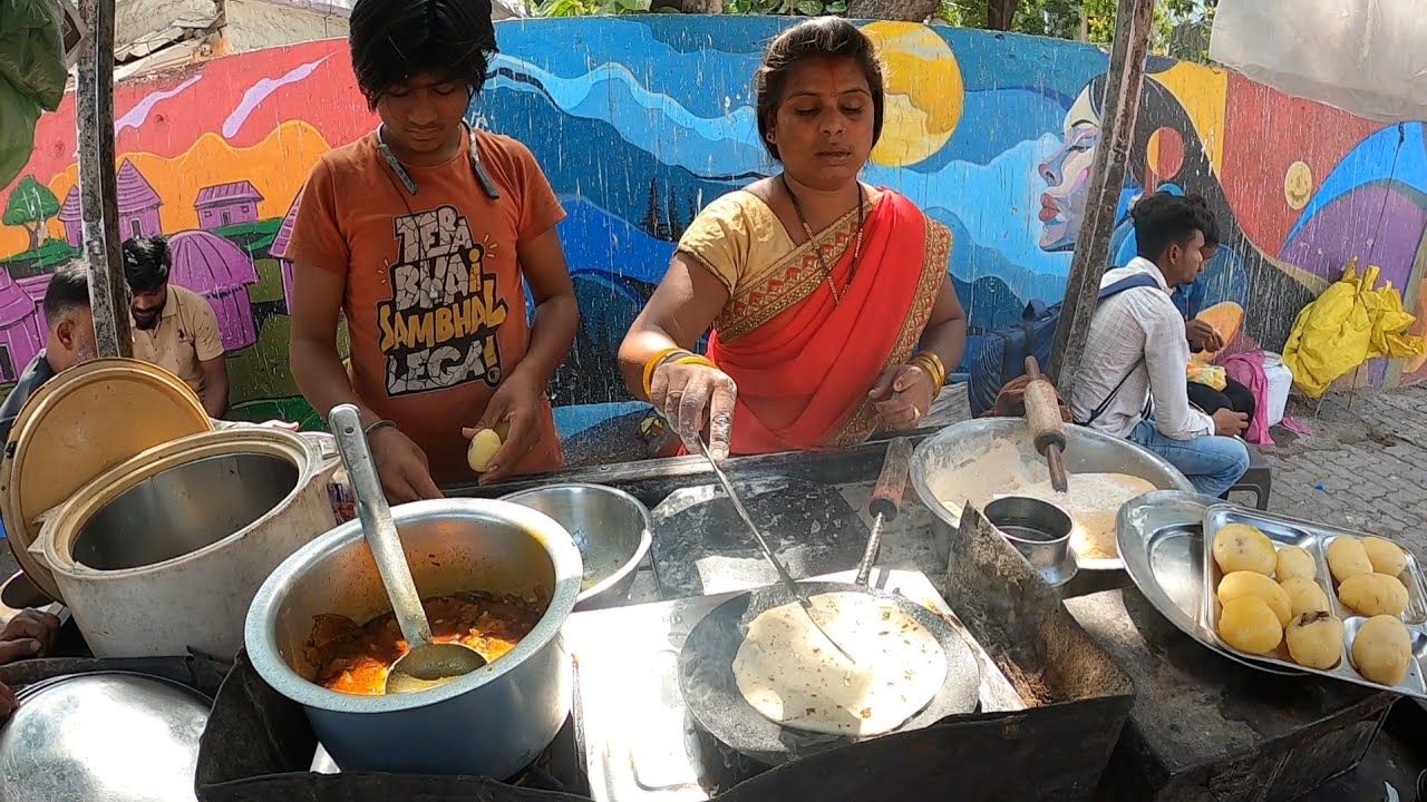 HARDWORKING LADY SELLING 5 ROTI & SABZI ₹50 Indore Street Food Motivational Video