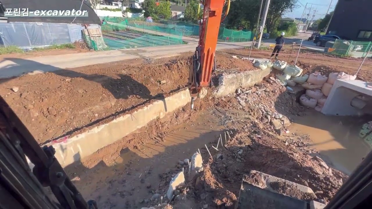 도로공사에서 피시박스 공사위해 기존 수로관 철거 작업Part-1
