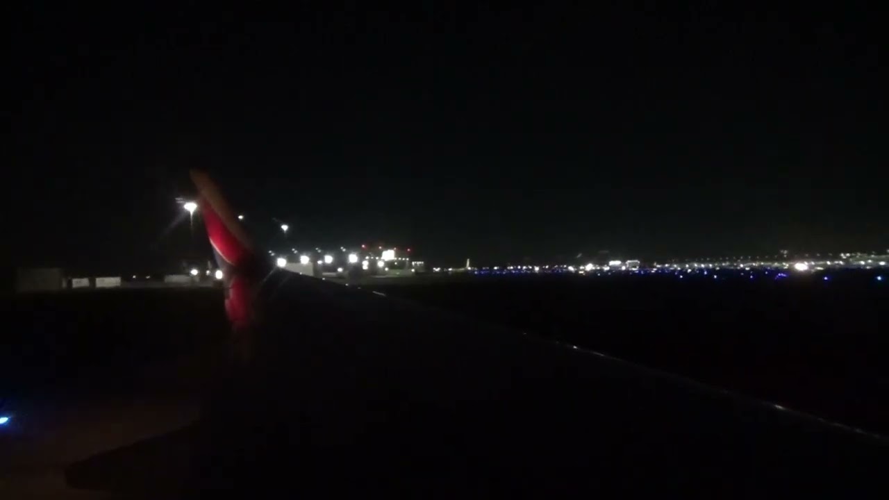 Southwest 737-700 Landing in Detroit (DTW)