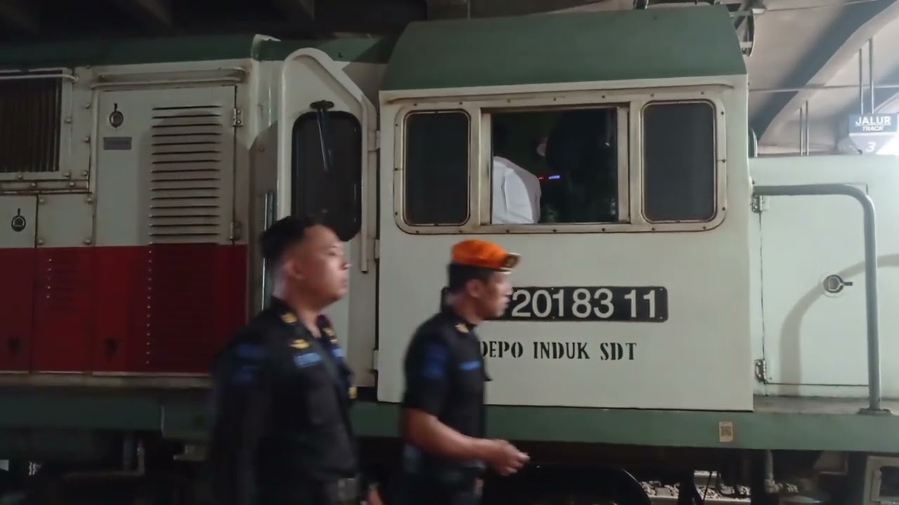 CC 201 83 11 sdt proses lepas KA Sri Tanjung di Stasiun Surabaya kota