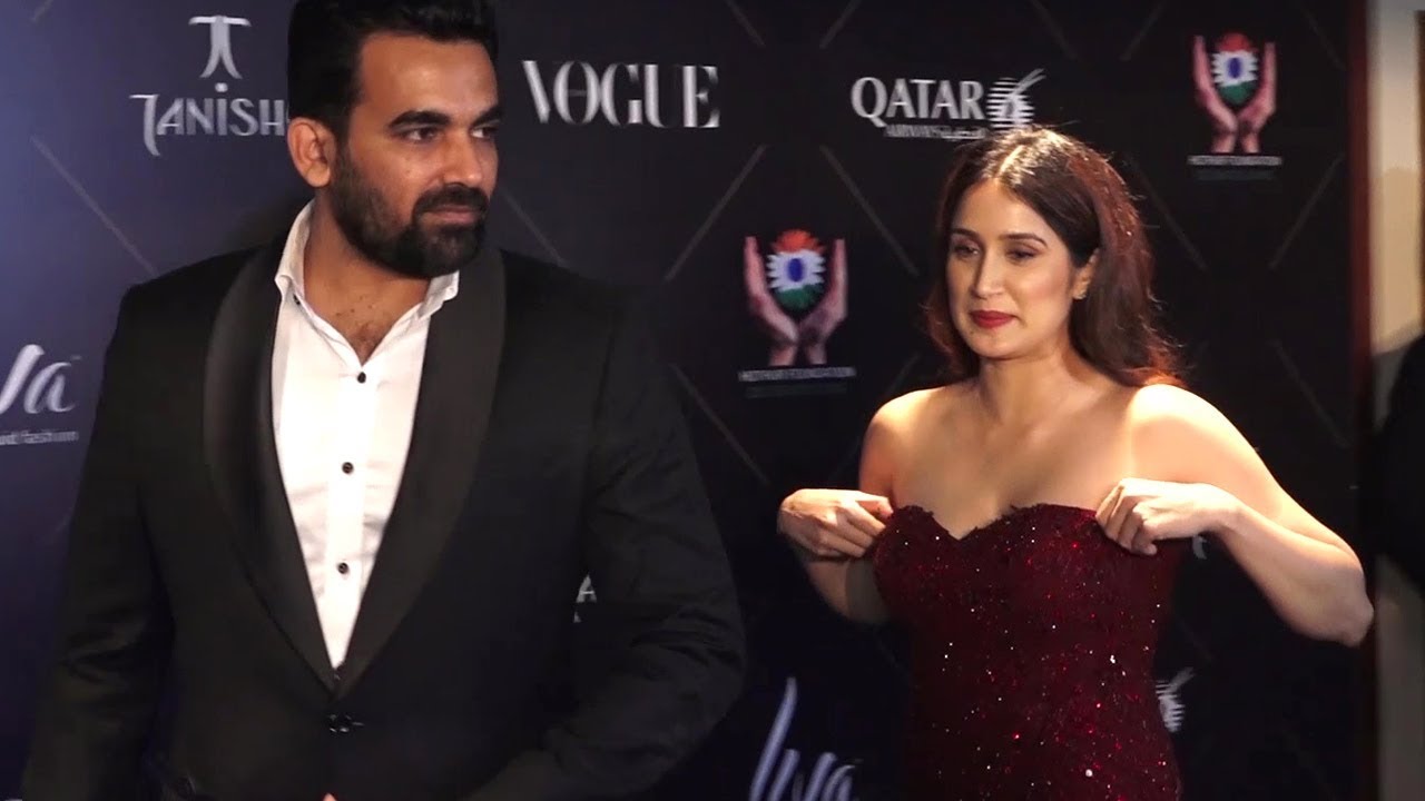 Zaheer Khan's Wife Sagarika Ghatge Adjusting Dress At Vogue Beauty Awards Red Carpet 2018