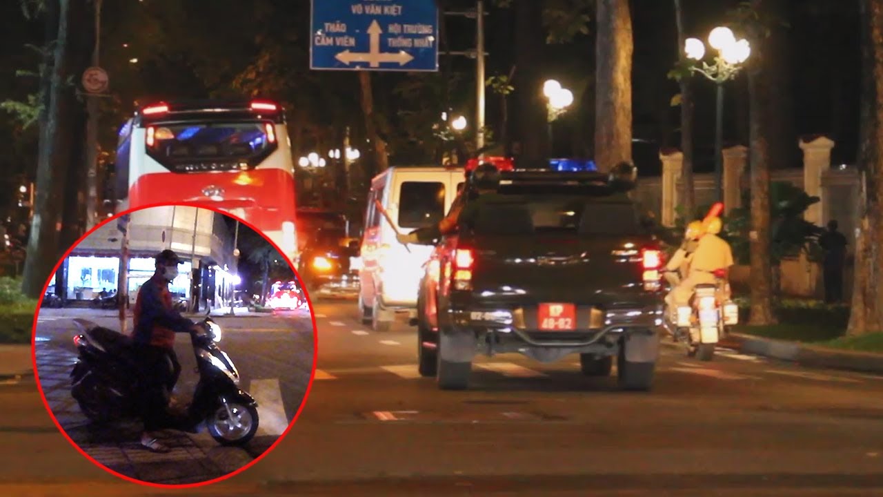 Traffic police prevent scooter rider from dangerous overtaking military VIP convoy about to come