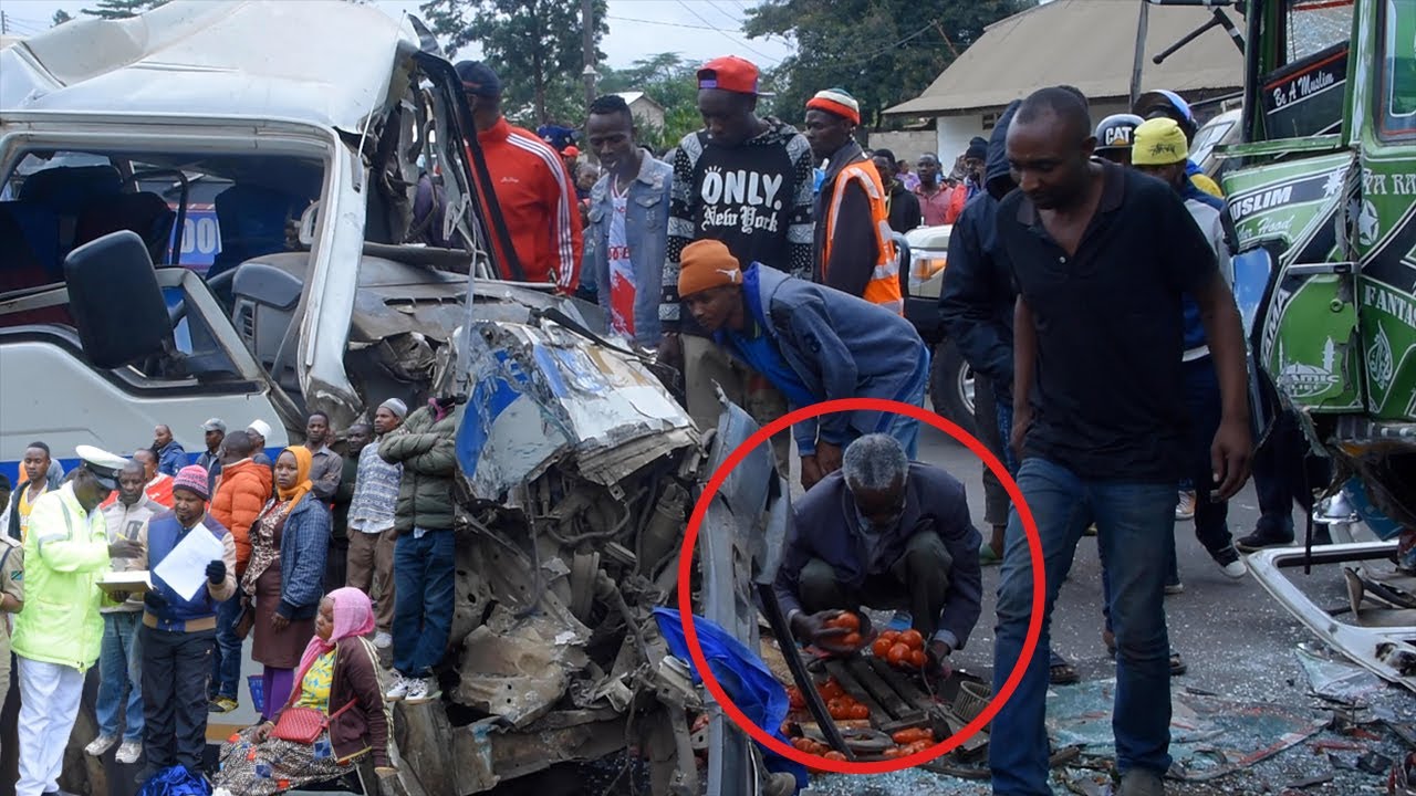 GARI LENYE ABIRIA 16 LAGONGANA NA FUSO ARUSHA, MZEE AOKOTA NYANYA, MAJERUHI WAKIMBIZWA HOSPITALI.