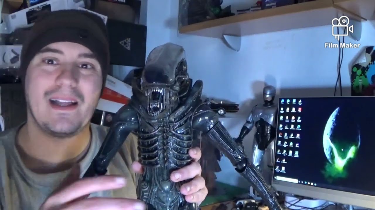 mostrando la pieza de neca en escala 1/4 de alien del 40 aniversario de la película de 1979