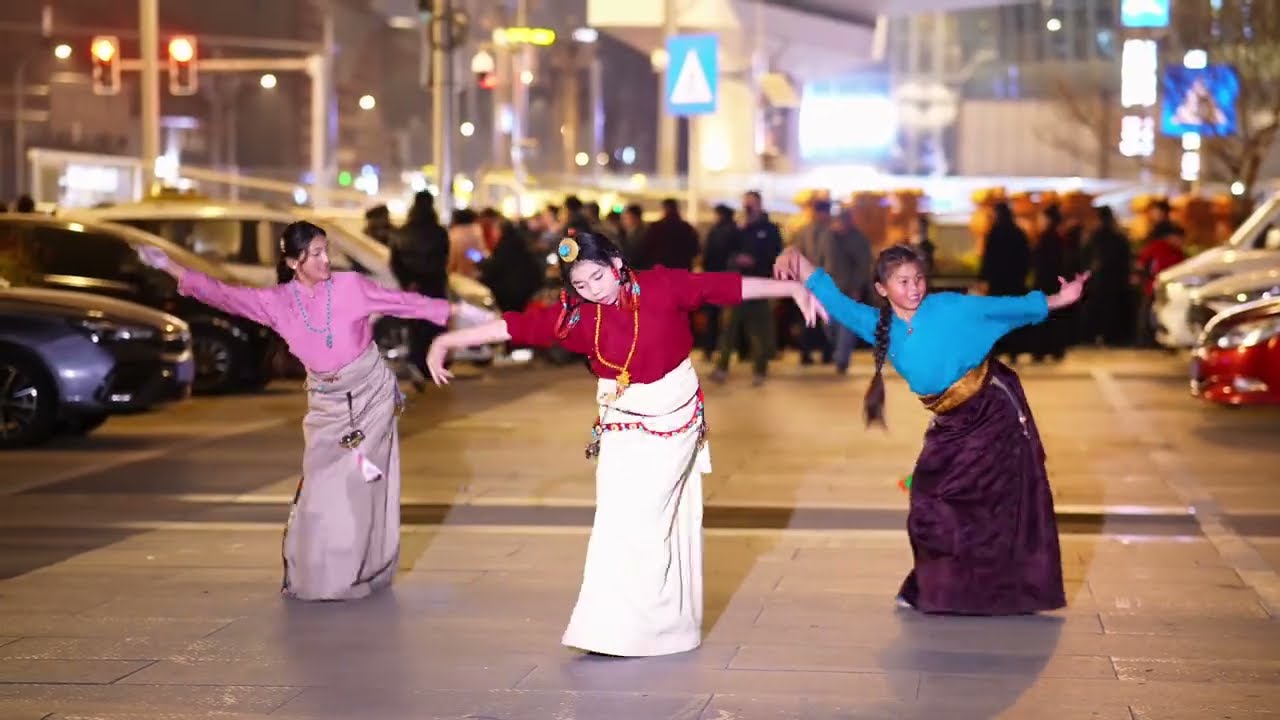 雍吉编舞,三位藏族小女孩演绎《金色花朵》Choreographed by Yong Ji, three little girls perform 