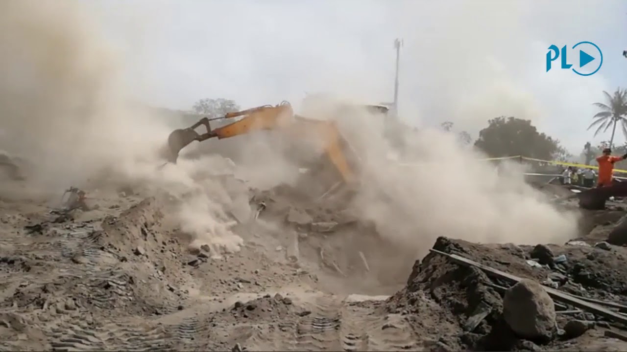 Maquinaria retira material volcánico en zona cero | Prensa Libre