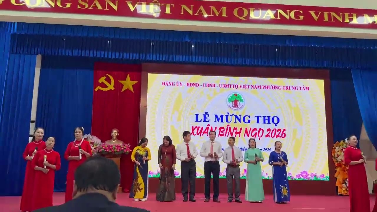Đảng đã cho ta một mùa xuân tốp ca nam, nữ NCT phường Trung Tâm mừng thọ các cụ năm 2026