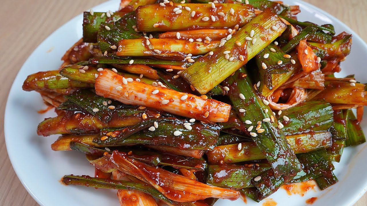 누구나 성공! 데치지 말고 무치세요✔️ 아린맛 없이 바로 먹는 신박한 방법. 풋마늘대 무침. 맛있어요~