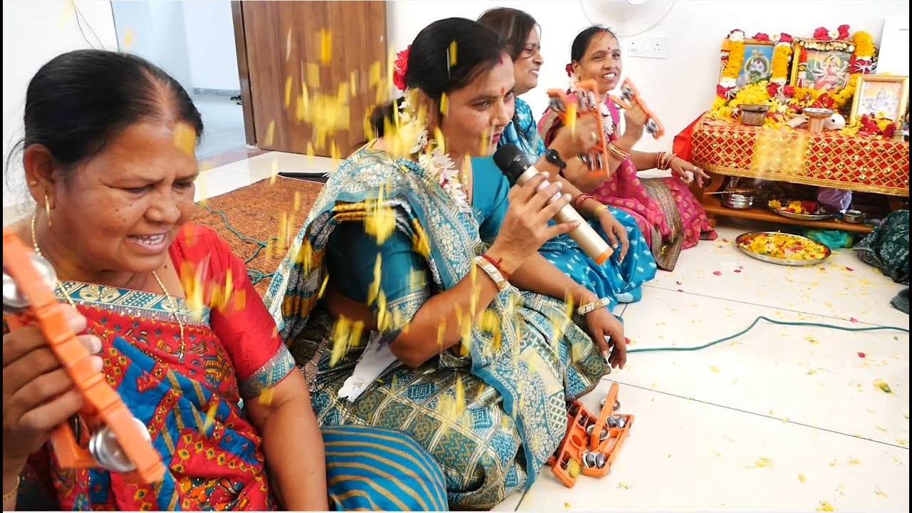 લખેલું છે (સુપર.... ભજન 🌹કાનો હાલે ચાલે વાગે ઘૂઘરી રે🌹