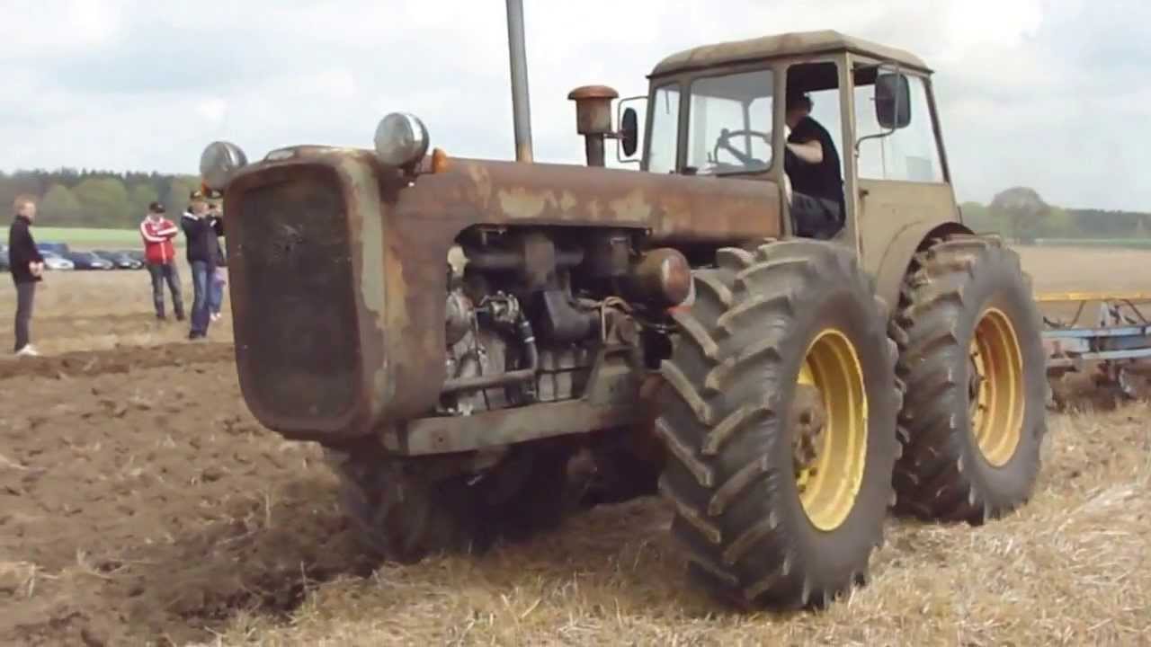 Dutra dagen Simmelsberga with vintage tractors from Hungary and elsewhere at work