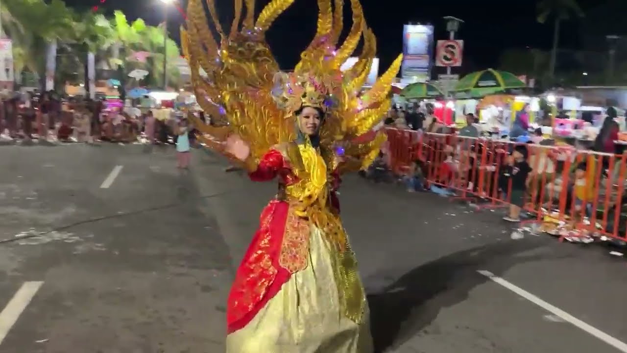 Drumband dengan Kostum  tema Kerajaan Jawa, dengan baju Carnival