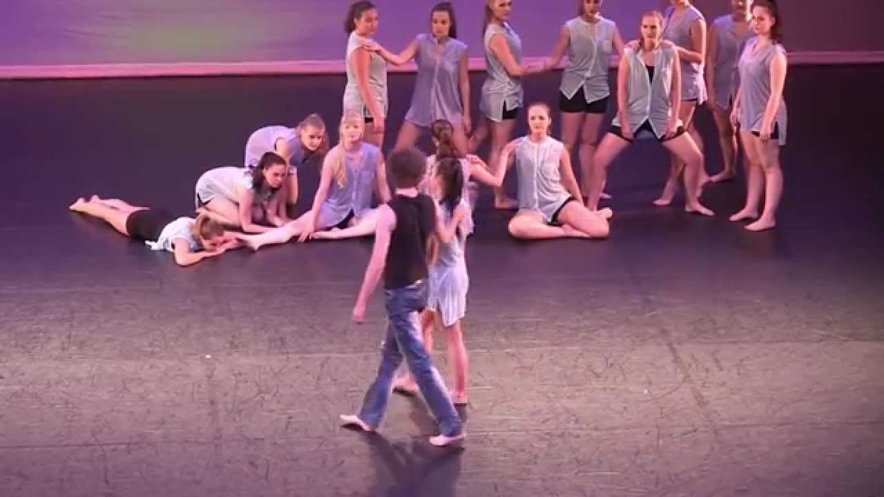 The moon rising into infinity - Utrechtse Dansacademie