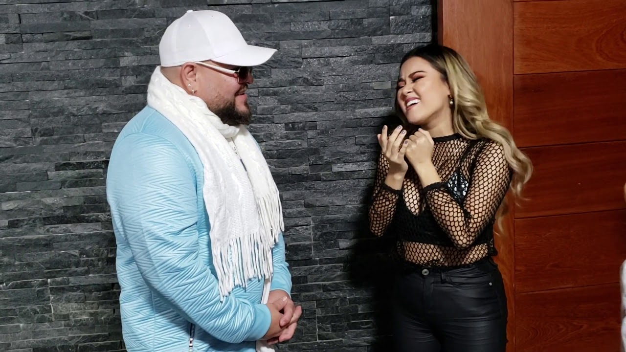 Amy Guti&eacute;rrez canta 