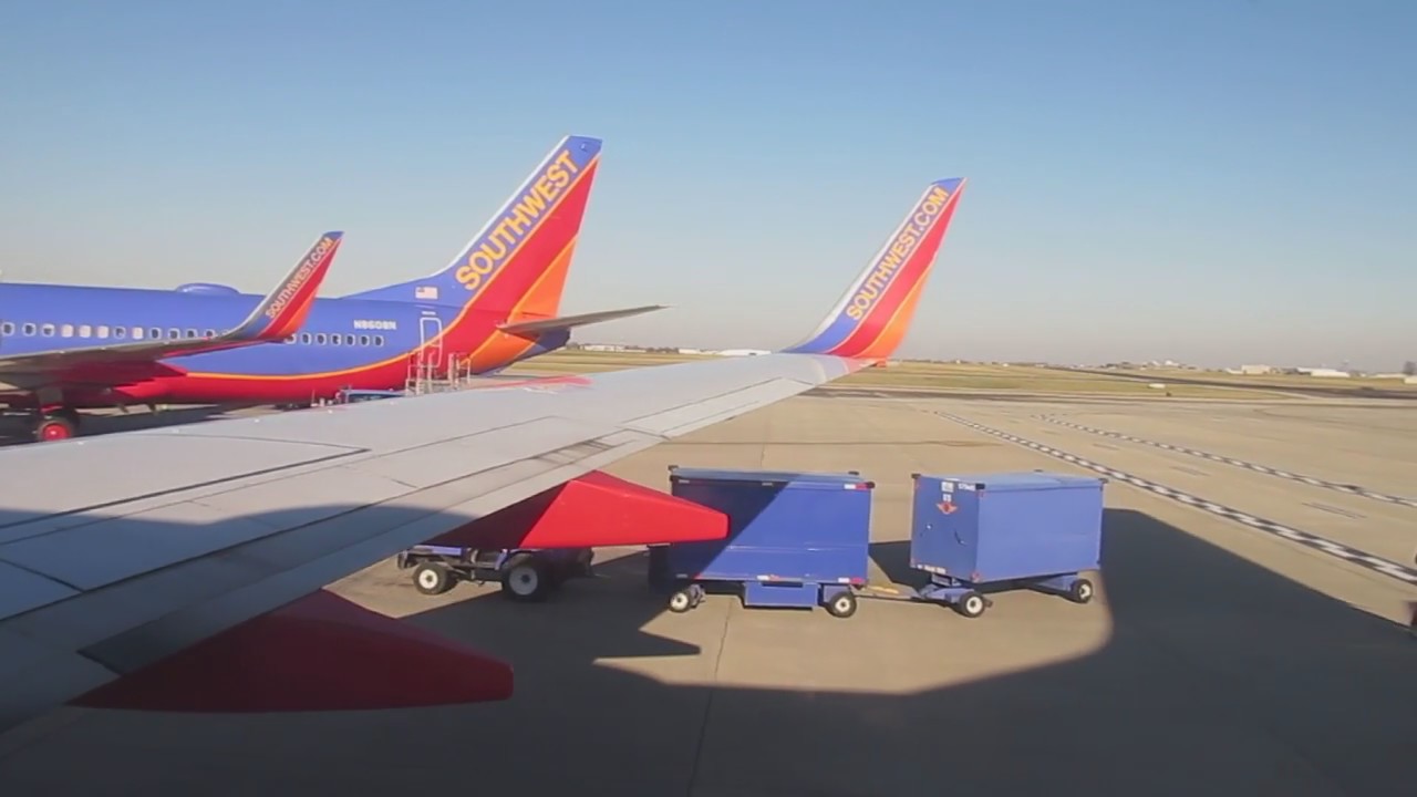 Southwest Airlines (SWA426) Boeing 737-700 takeoff at Indianapolis International Airport